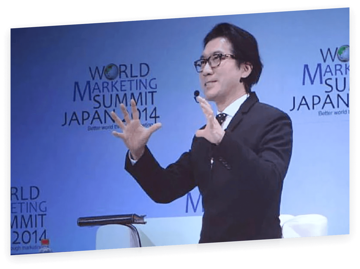 ワールドマーケティングサミットで講演する代表